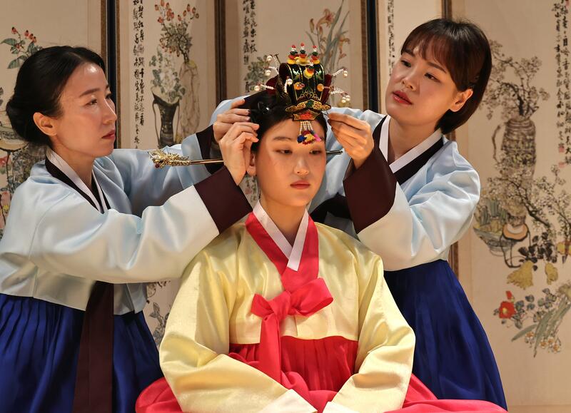 Dongmyeong Girls’ High School Combines Graduation with Traditional Coming-of-Age Ceremony