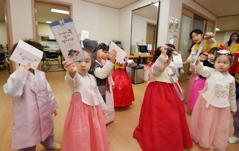 Children Learn Traditional Customs Ahead of Lunar New Year