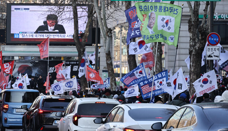 Supporters gather outside Seoul court for ex-president Yoon's verdict