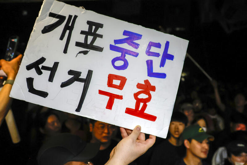 Election fraud alleged as protesters block ballot box removal in Seoul, South Korea