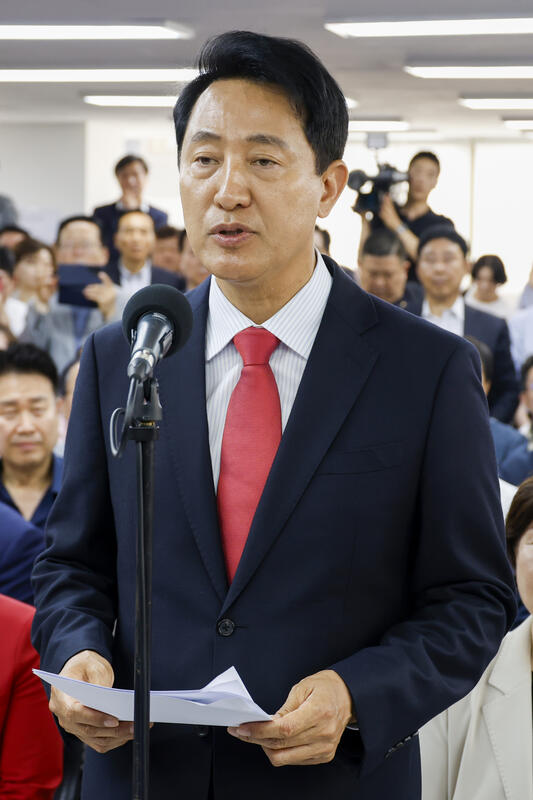 Conservative Oh Se-hoon retains Seoul mayoral seat in dramatic late surge