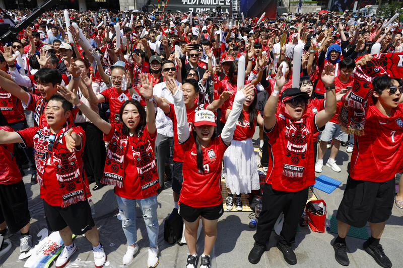 South Korea's soccer fans gather at Gwanghwamun Square for 2026 FIFA World Cup public viewing