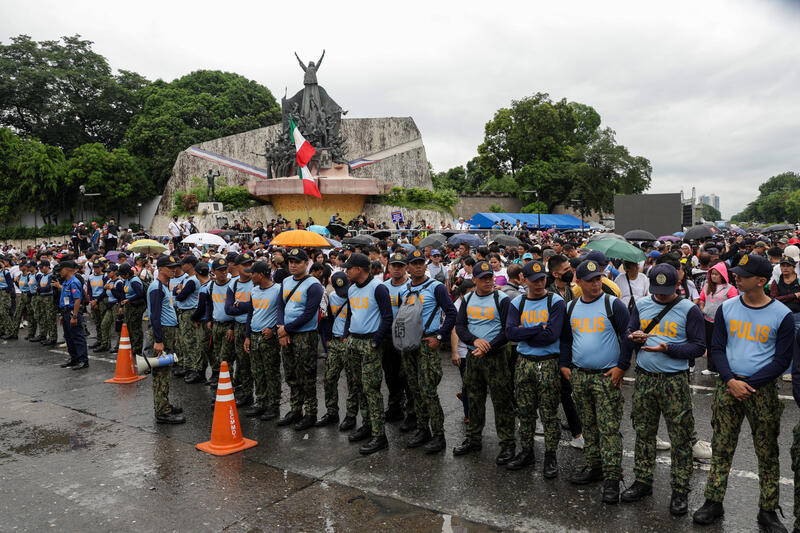 Thousands rally against flood-control corruption