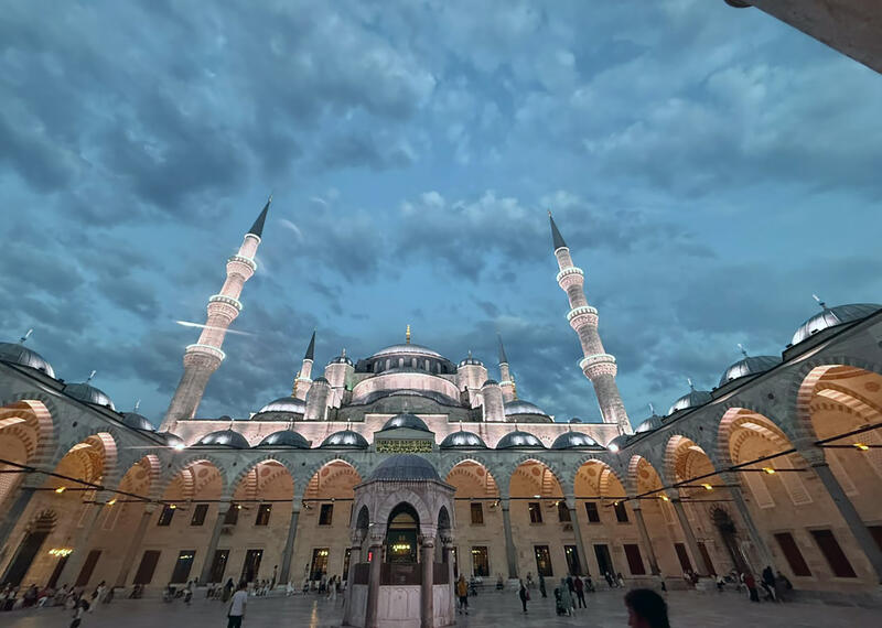 r Sultan Ahmed Mosque in Istanbul, Turkey 
