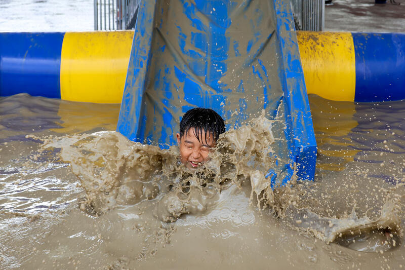 Tourists enjoy Boryeong Mud Festival in South Korea