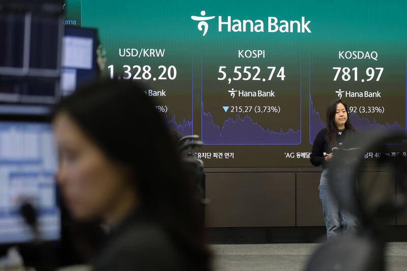 Dealers work as KOSPI plunges 3.73 percent to 5,552.74, South Korea